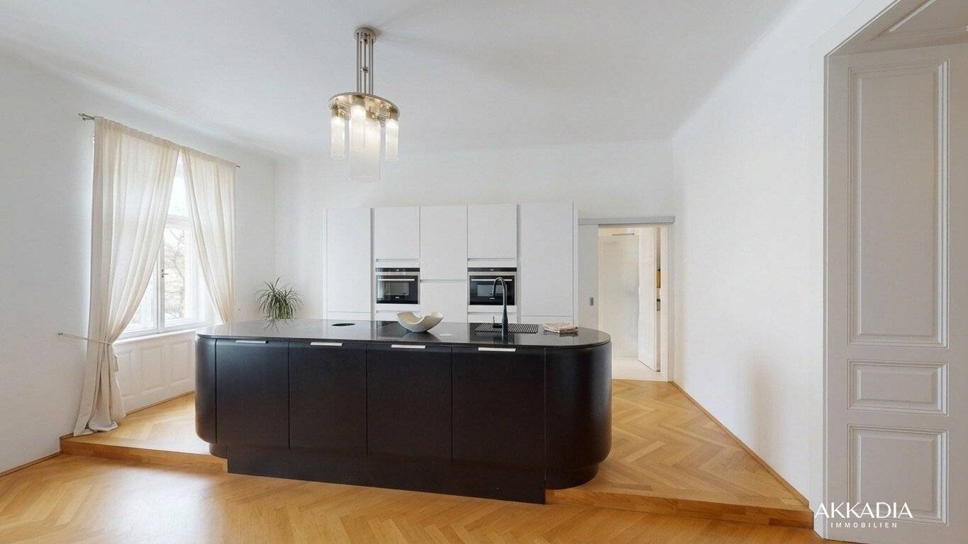 Stylish 4-room period apartment with high-quality fittings near Schweizergarten