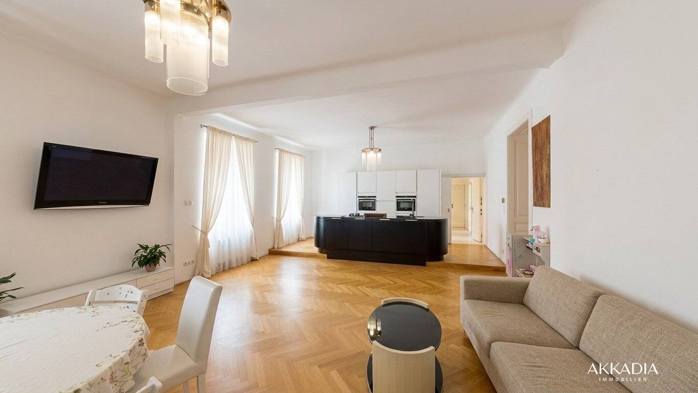 Stylish 4-room period apartment with high-quality fittings near Schweizergarten