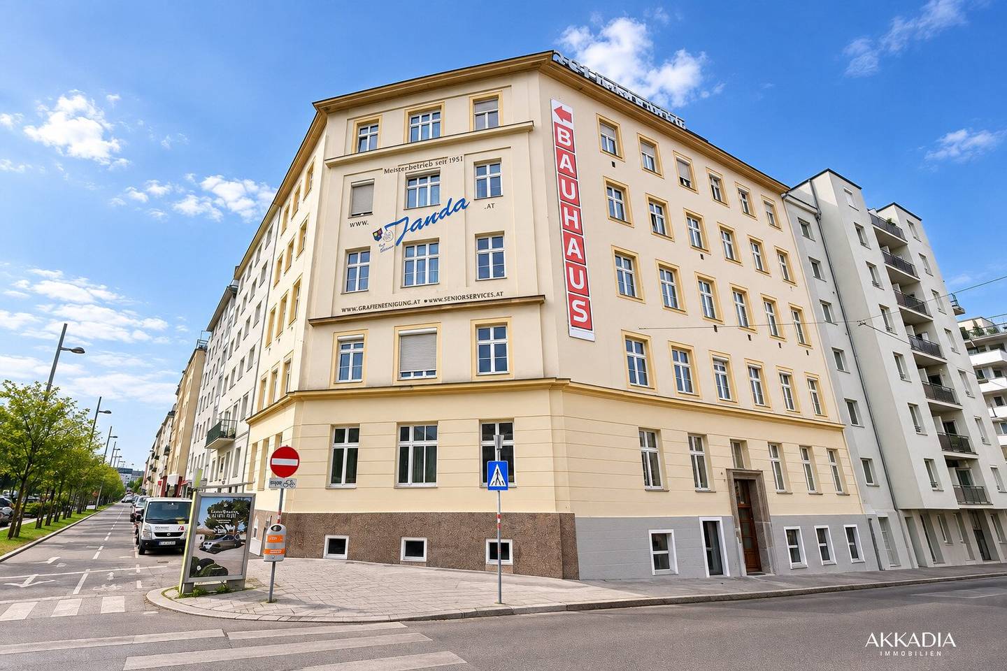 Stylish 4-room period apartment with high-quality fittings near Schweizergarten