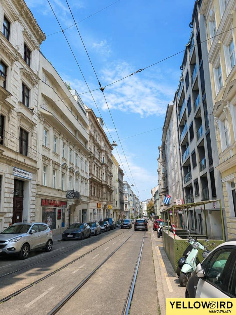 First occupancy after renovation I 2-room apartment including GARAGE PARKING SPACE I free rent I Attractive for investors I Central location in the 7th district