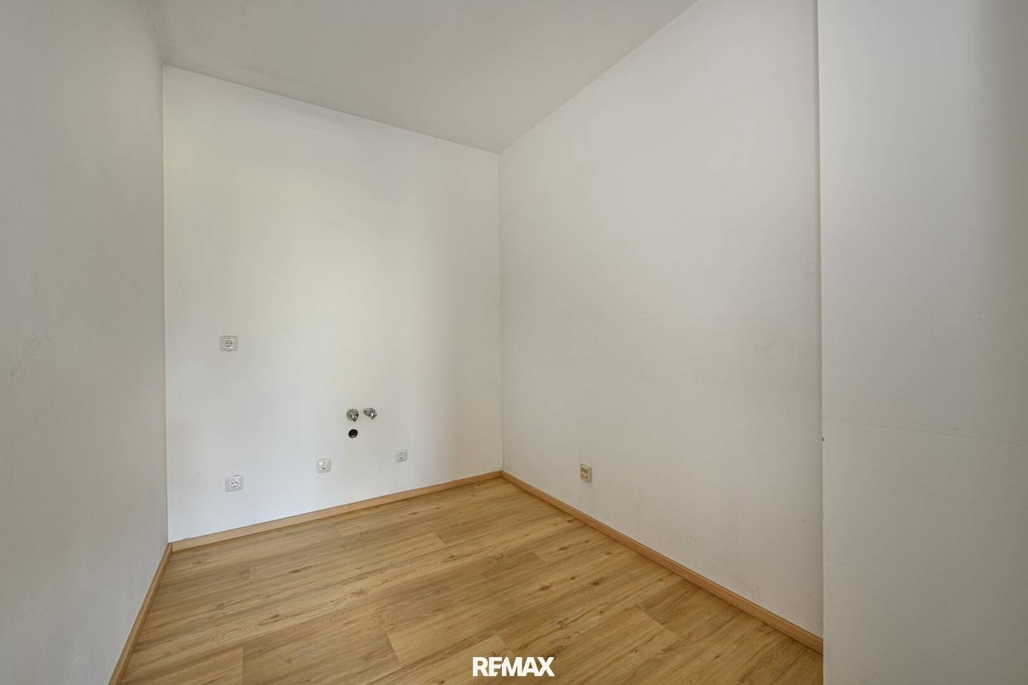 Starter's Luck with South Balcony - 2-room apartment in St. Johann im Pg.