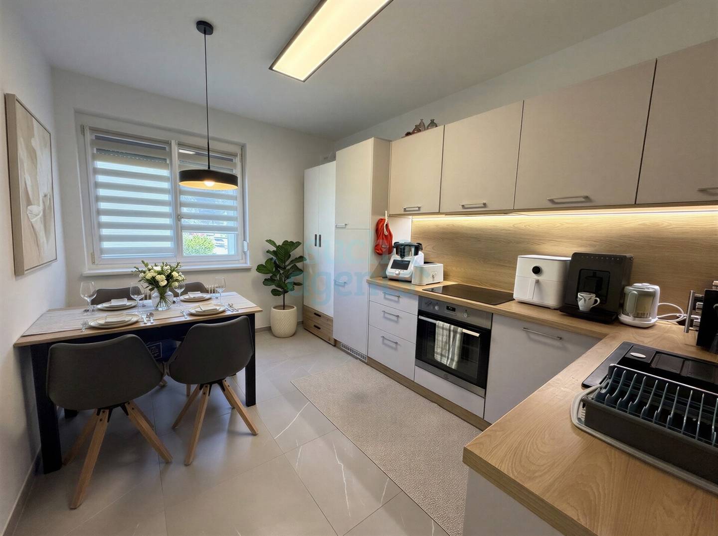 Renovated Wohnung with designer fireplace and green surroundings