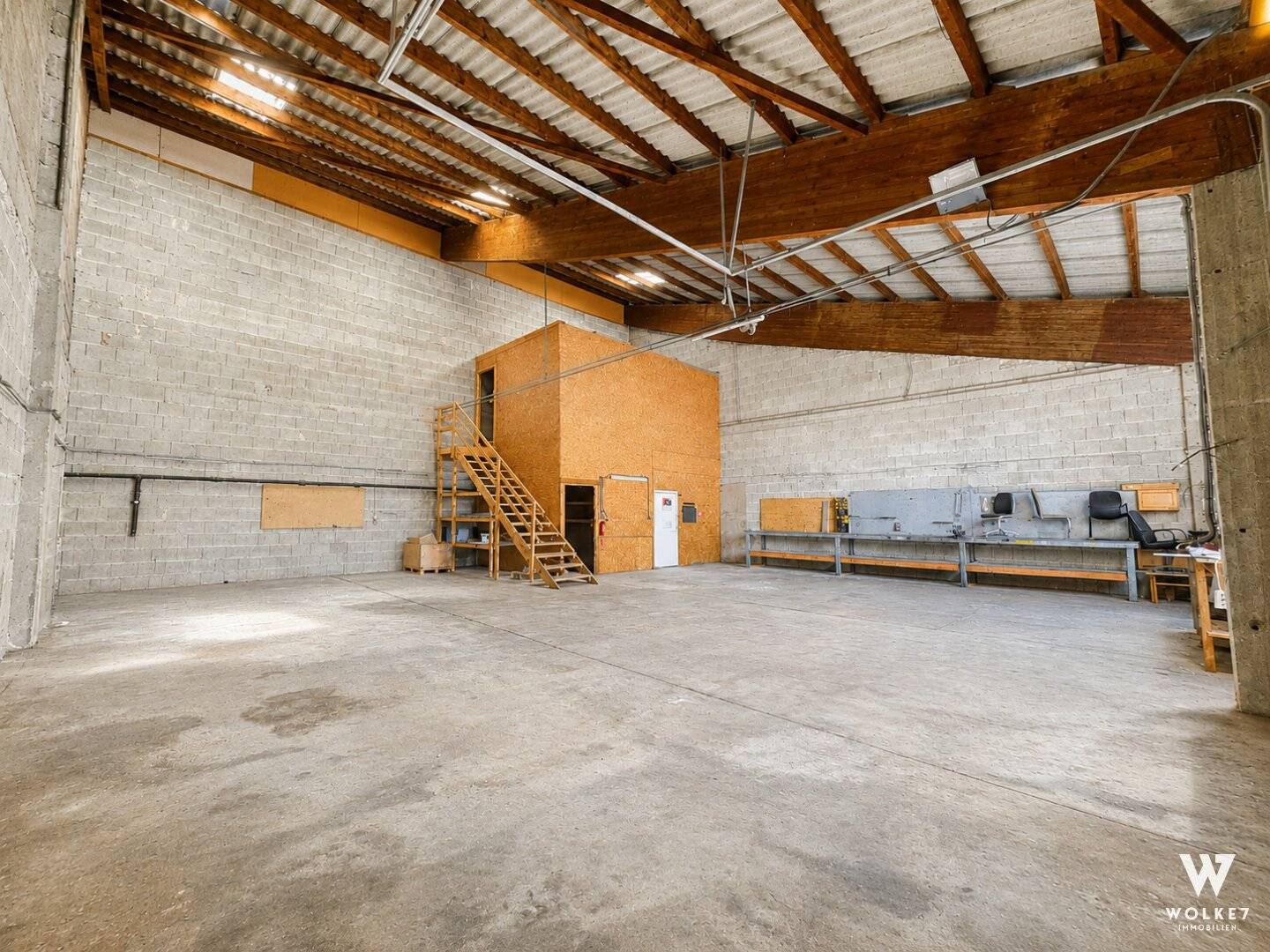 Hall with approx. 200 m² storage area | Roller door | Truck access possible | Cold hall | available immediately