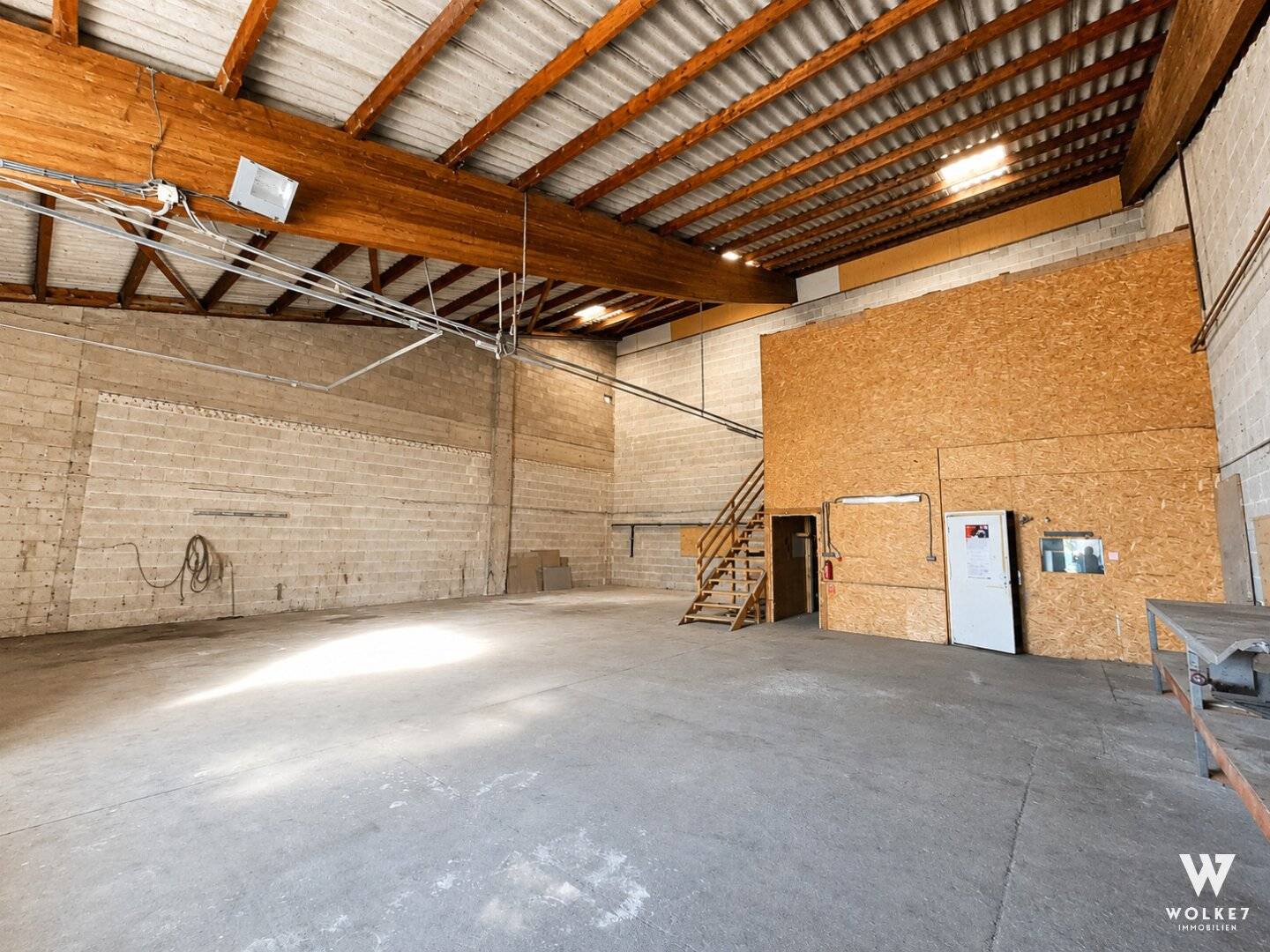 Hall with approx. 200 m² storage area | Roller door | Truck access possible | Cold hall | available immediately