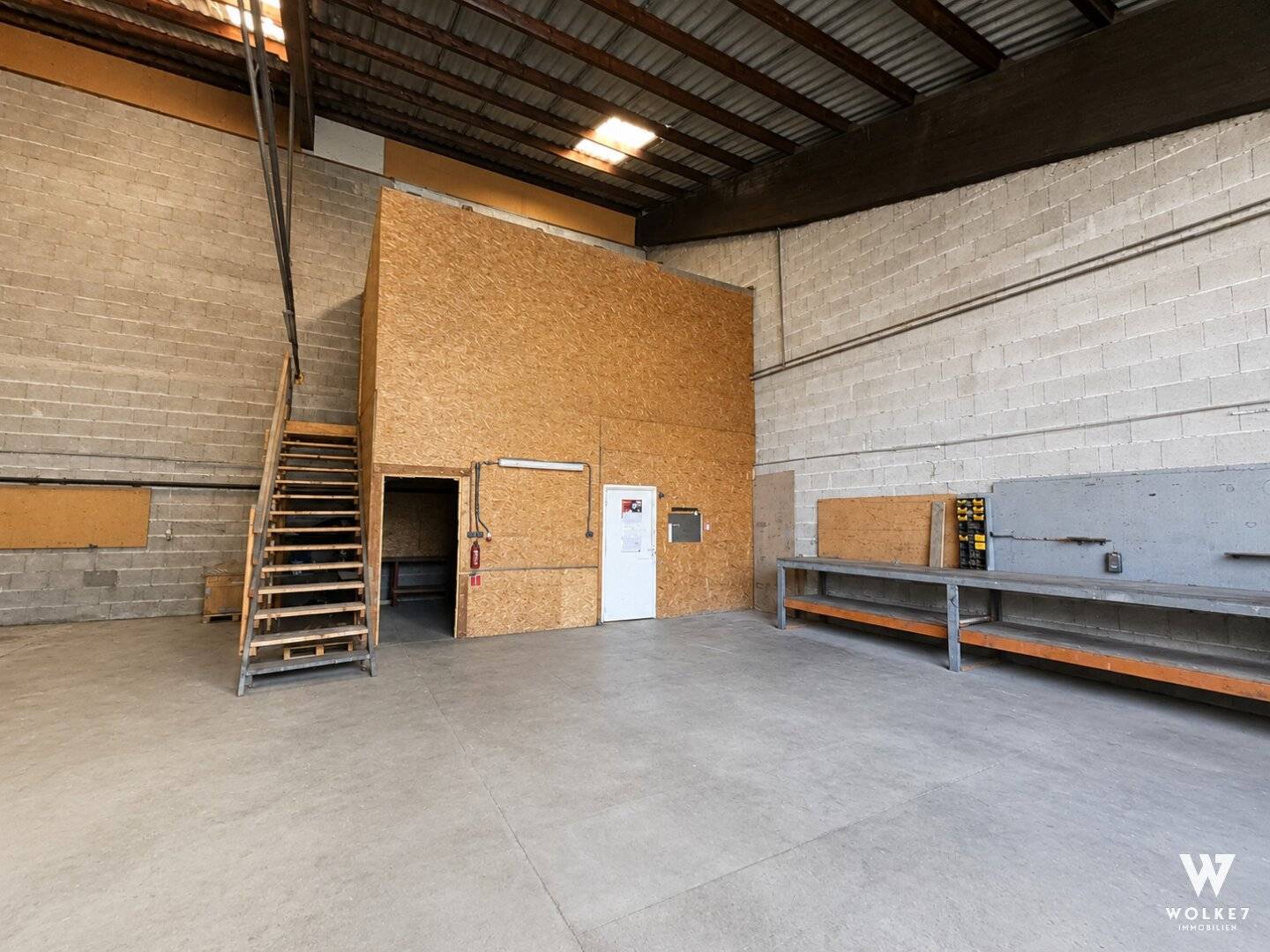 Hall with approx. 200 m² storage area | Roller door | Truck access possible | Cold hall | available immediately