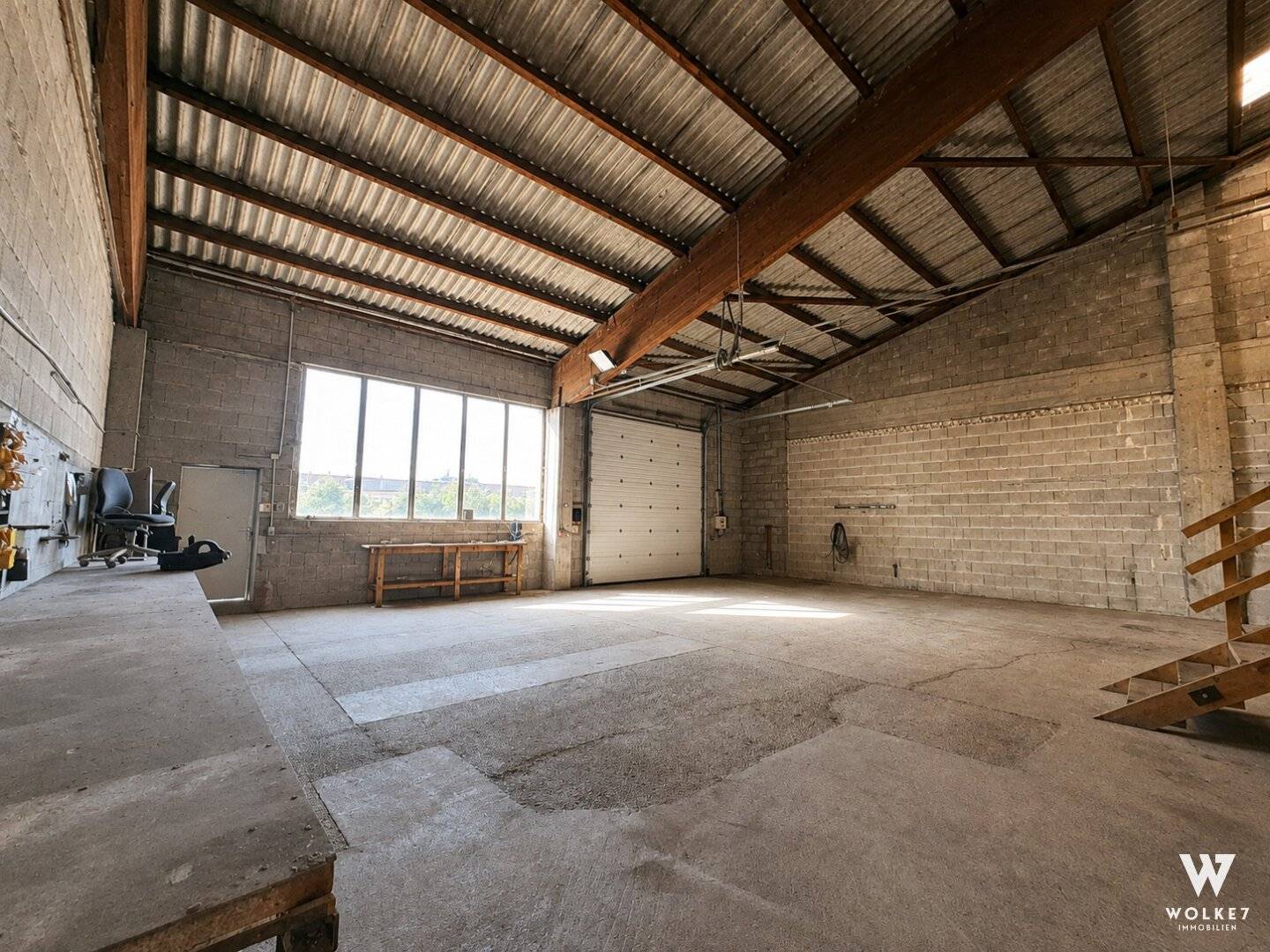 Hall with approx. 200 m² storage area | Roller door | Truck access possible | Cold hall | available immediately