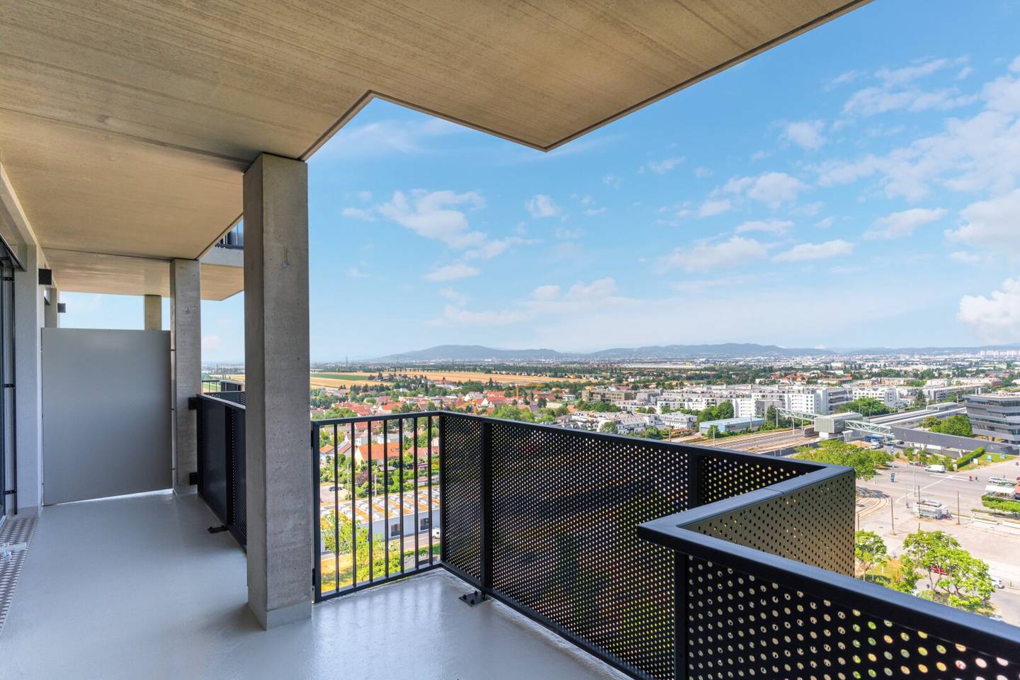 Traumblick aus dem 10. Stock mit Riesenbalkon!