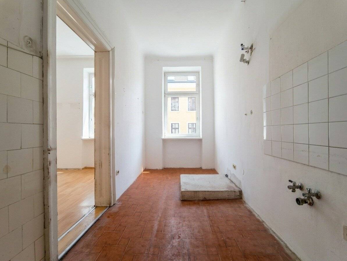 1-room apartment with potential in well-maintained historic building 16th district, near Familienplatz