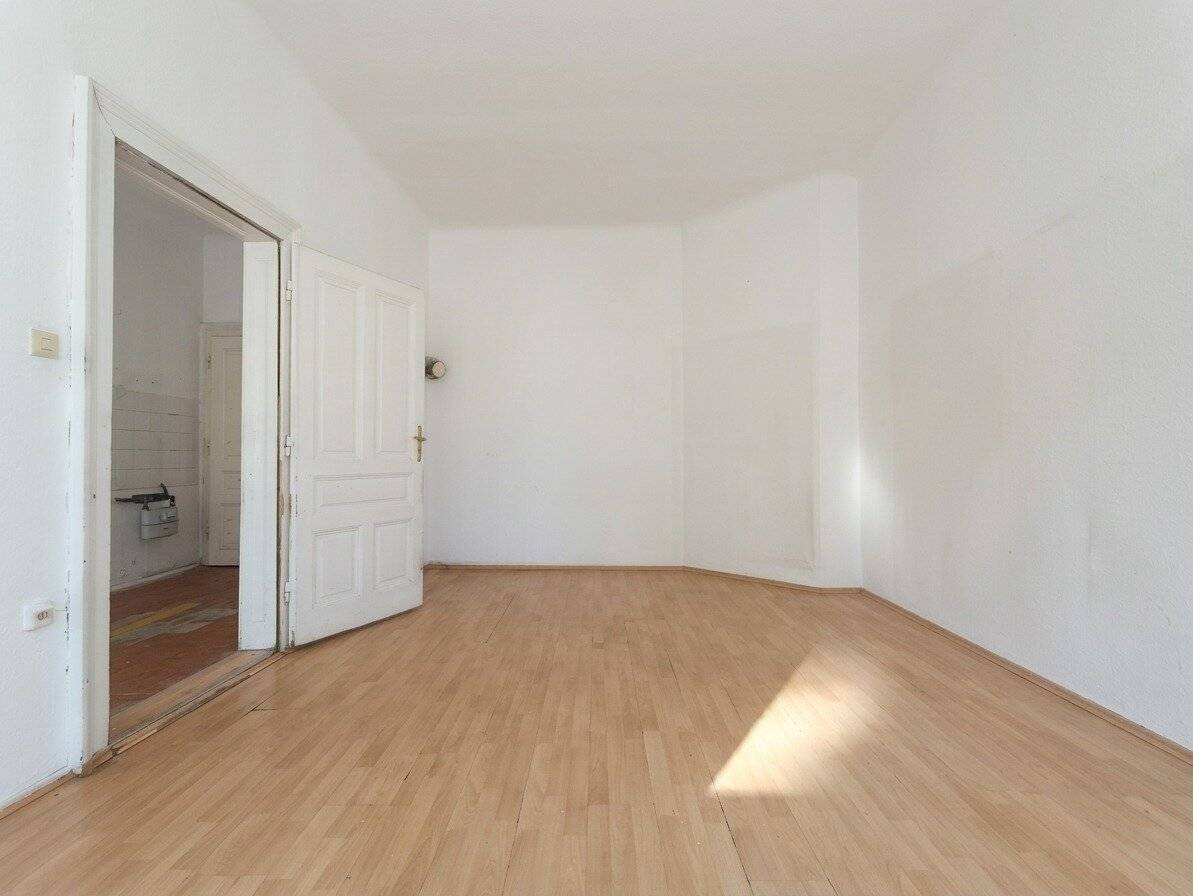 1-room apartment with potential in well-maintained historic building 16th district, near Familienplatz