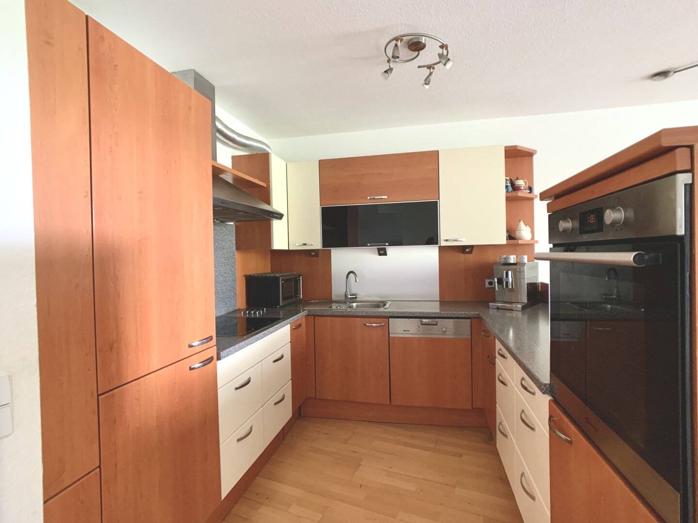 Modern living with loggia, pool and sauna attractive 3-room apartment in 1110 Wien