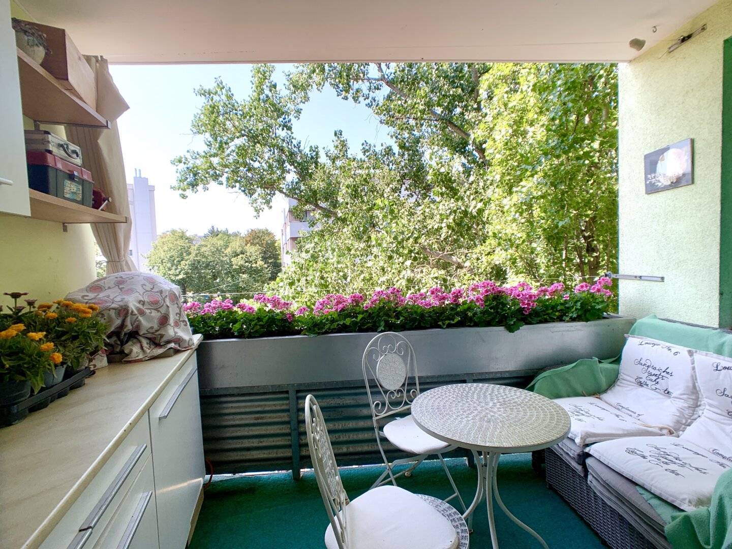 Modern living with loggia, pool and sauna attractive 3-room apartment in 1110 Wien