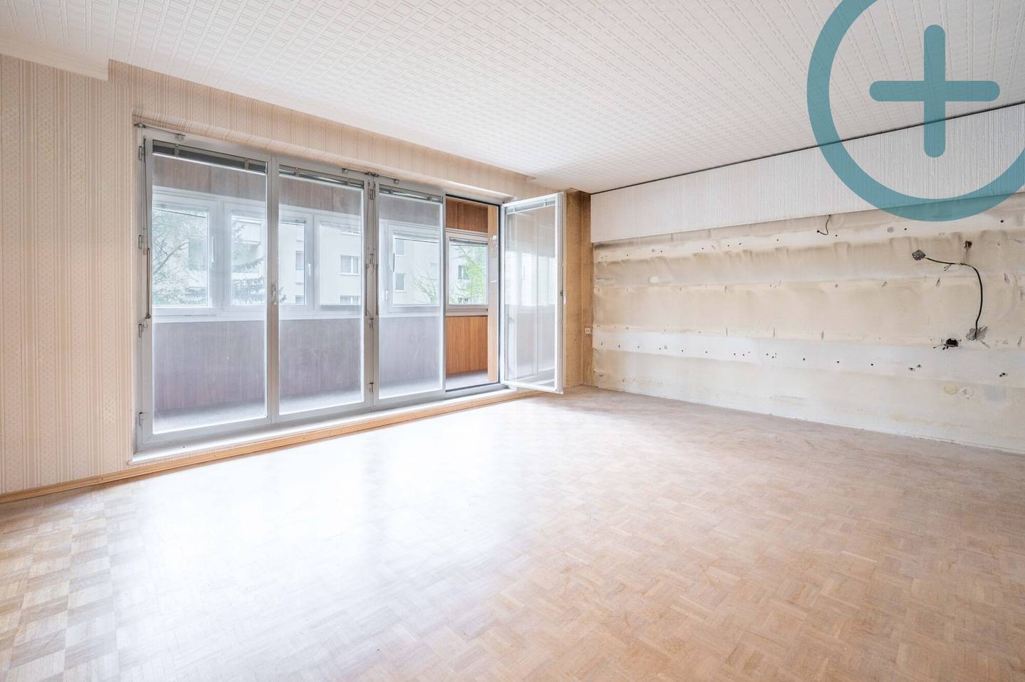Family friendly apartment with glazed loggia and garage