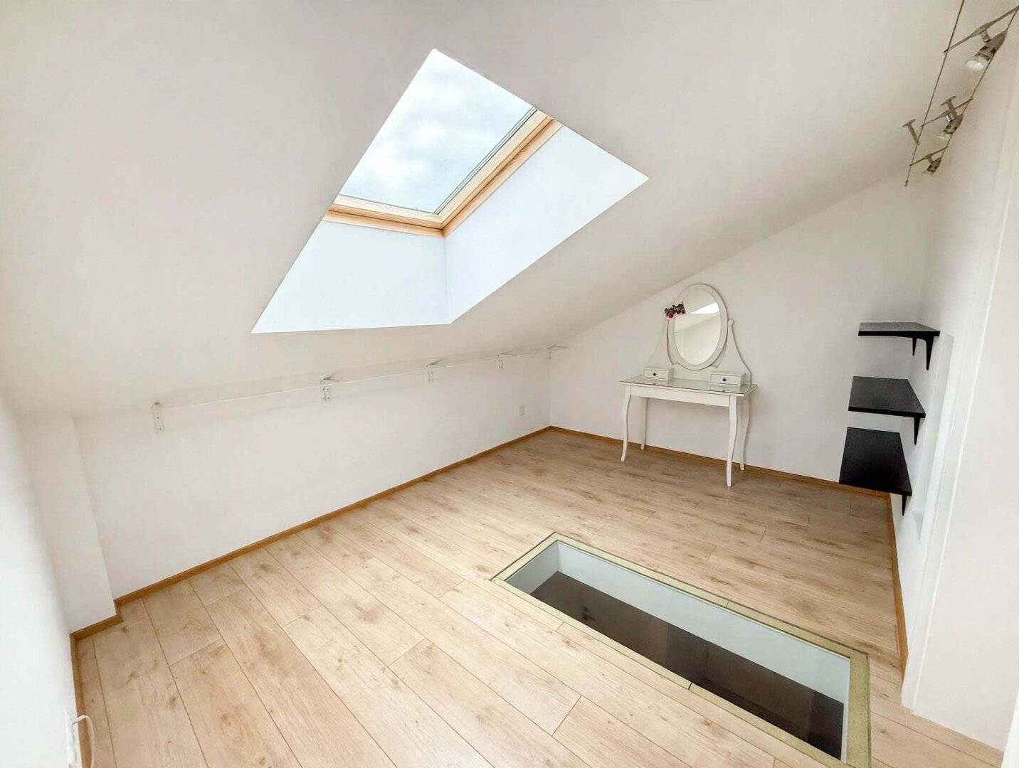 Ihr Wohntraum in Schlins – Zweistöckige Wohnung mit Terrasse und Bergblick