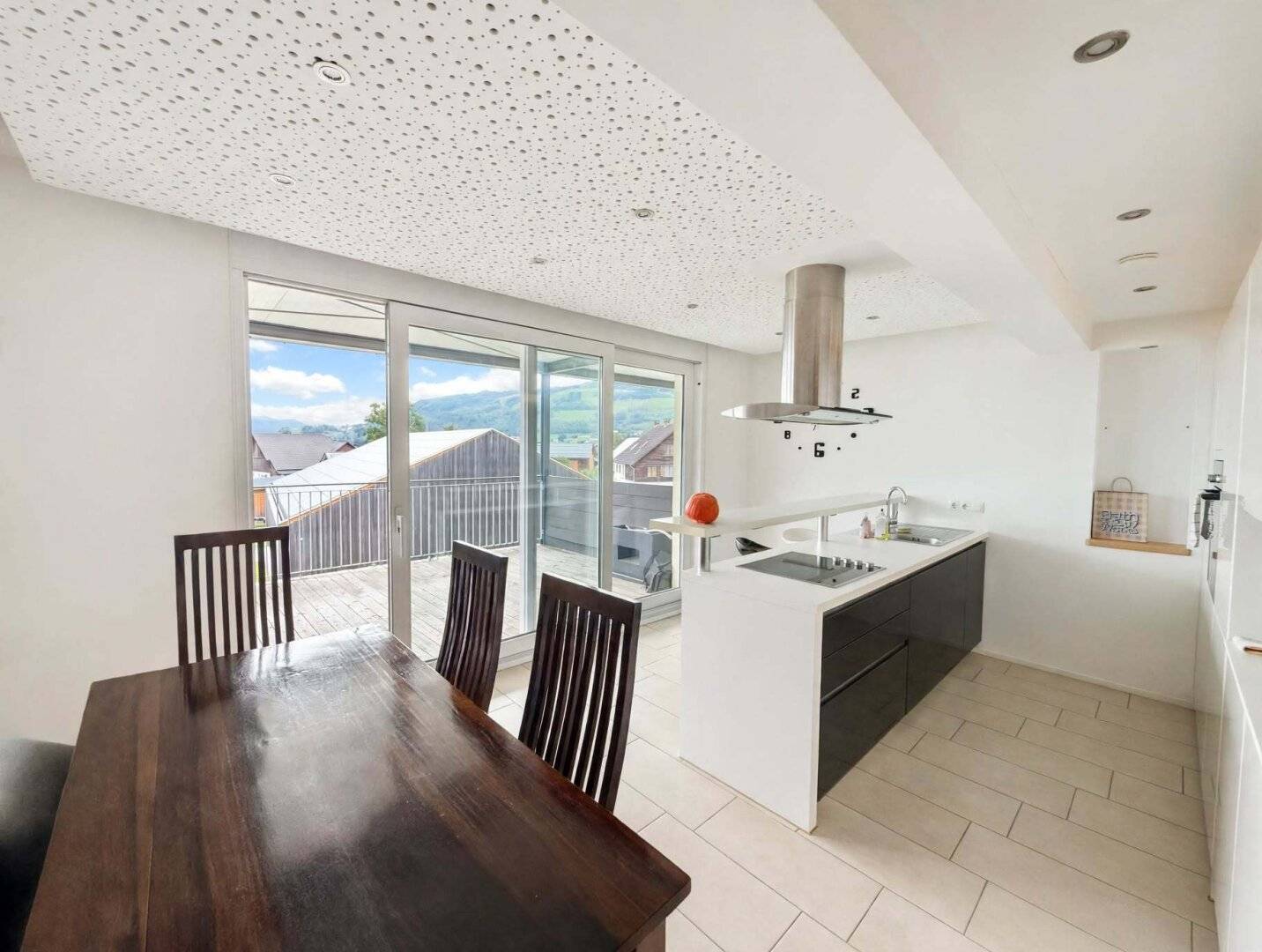 Ihr Wohntraum in Schlins – Zweistöckige Wohnung mit Terrasse und Bergblick