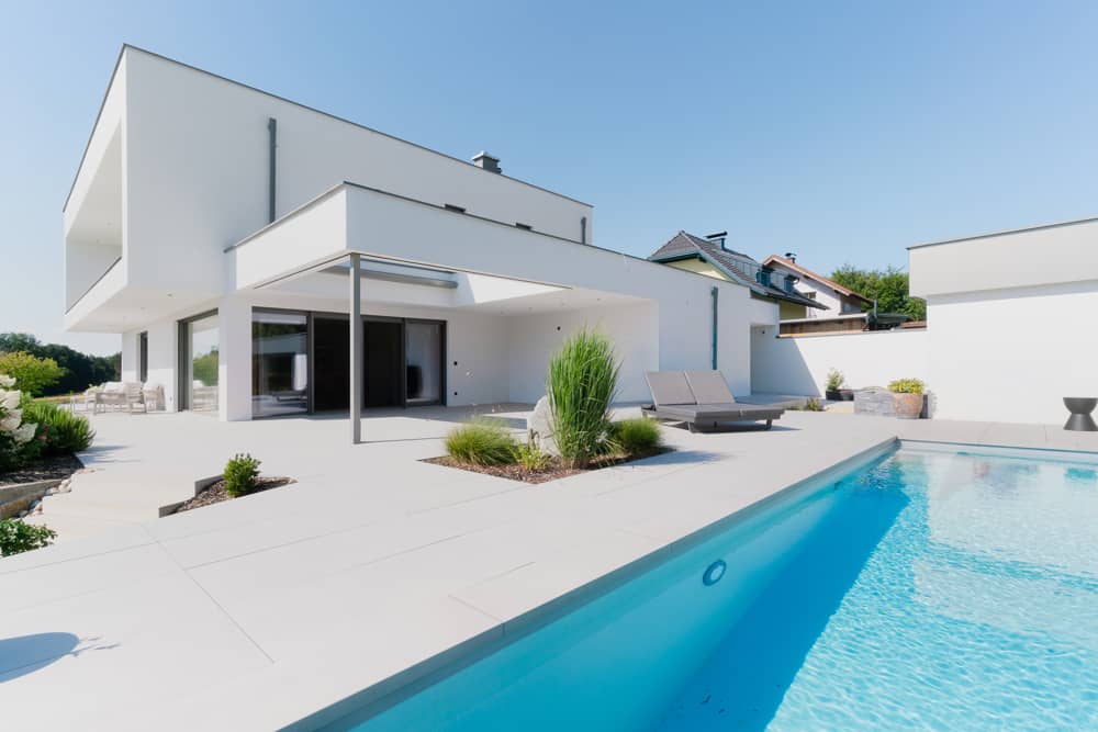 Lichtdurchflutete Familienwohnung mit privatem Pool