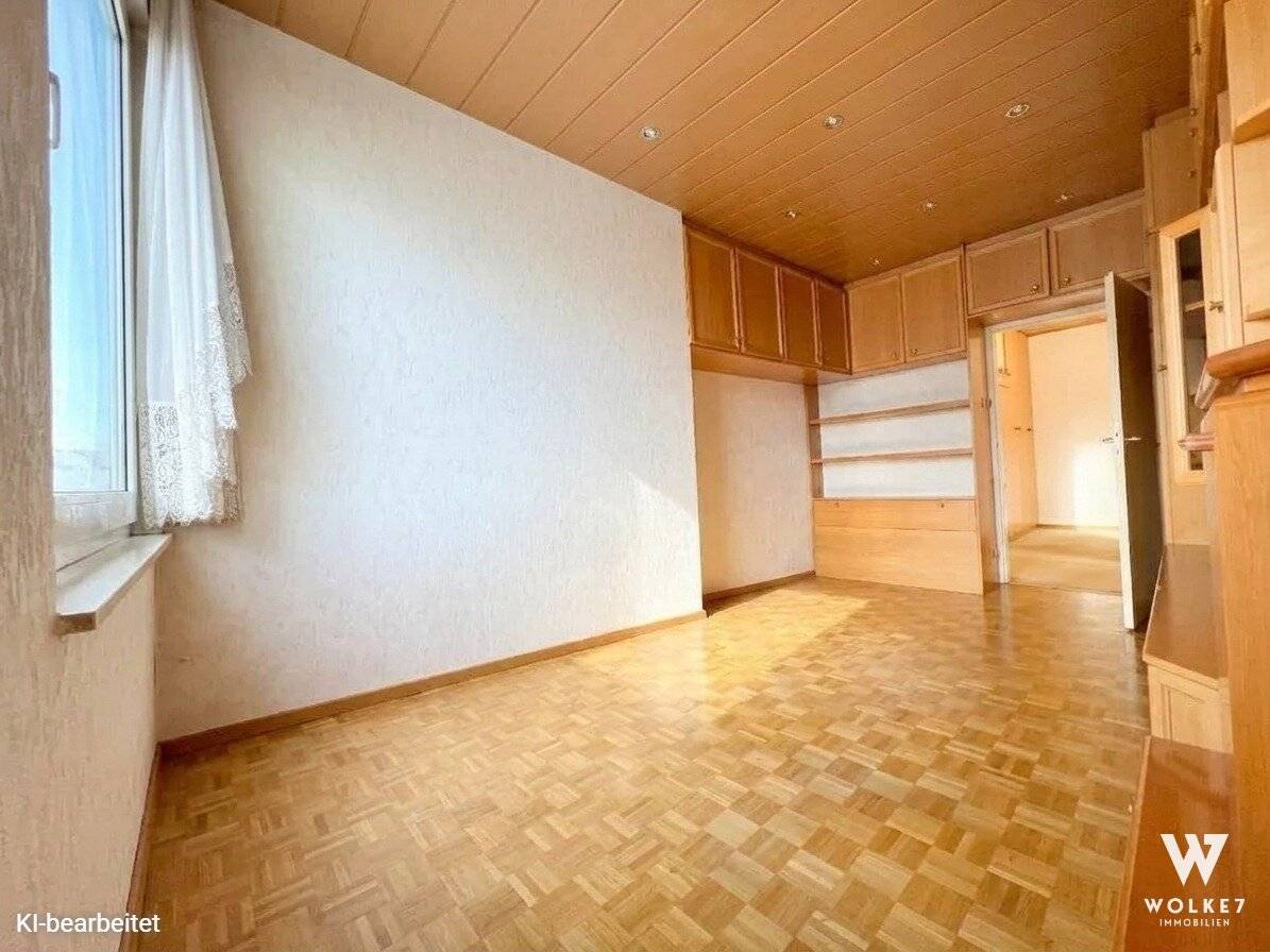 Apartment in need of renovation 4 rooms near Bahnhof Atzgersdorf great potential for owner-occupiers