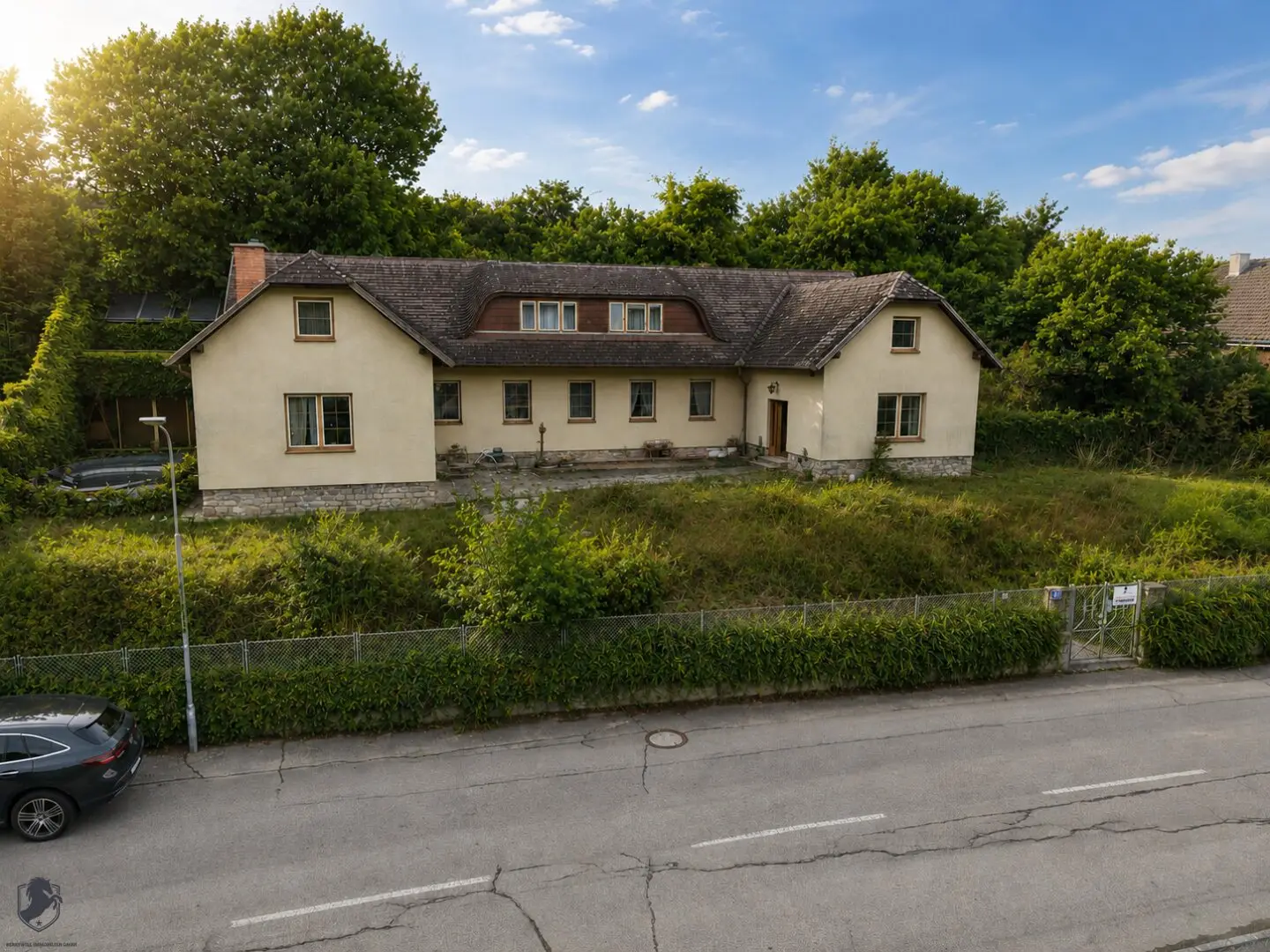 Spacious two-family house with courtyard, vaulted cellar and stunning view
