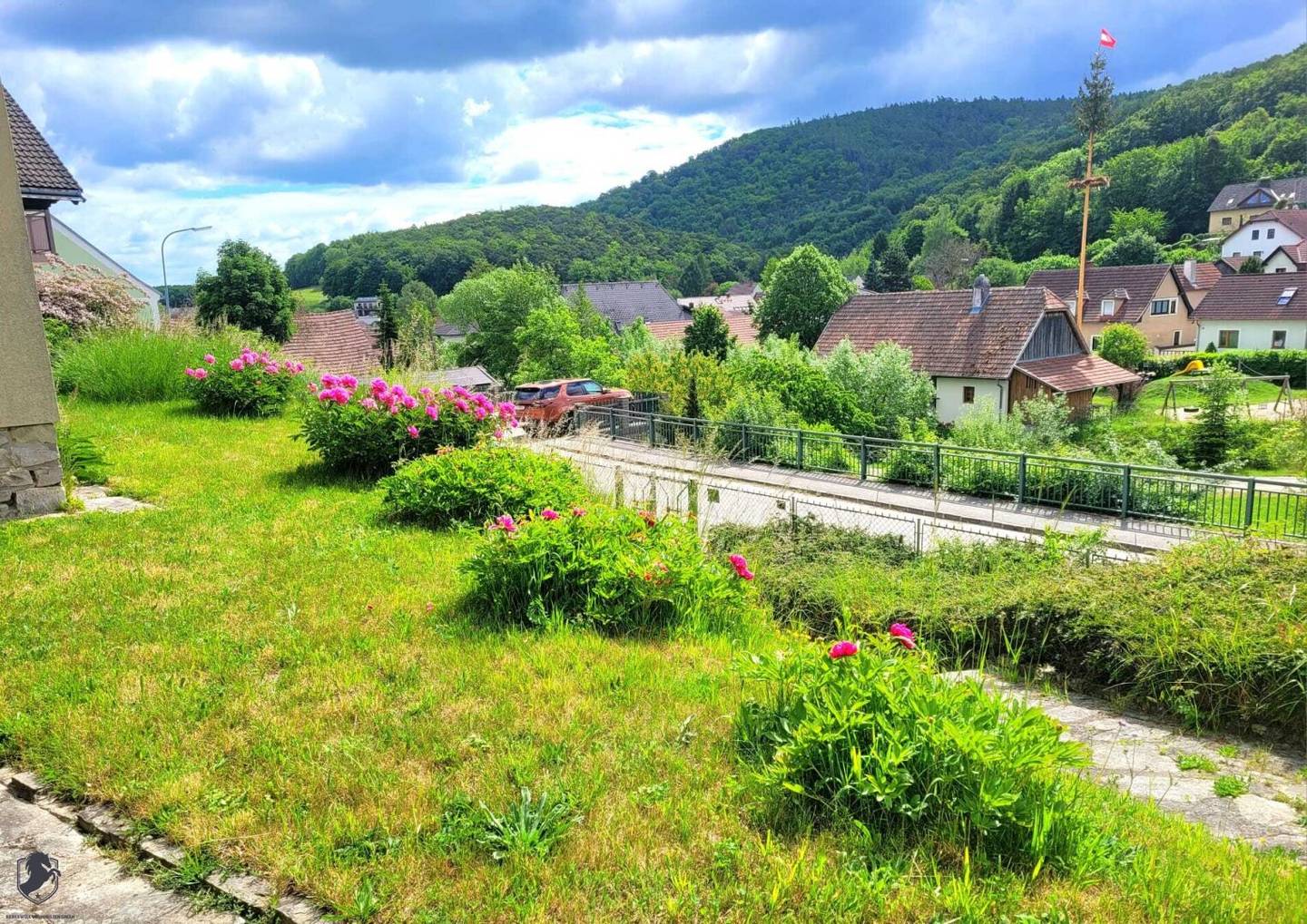 Großzügiges Zweifamilienhaus mit Innenhof, Gewölbekeller und traumhaftem Ausblick