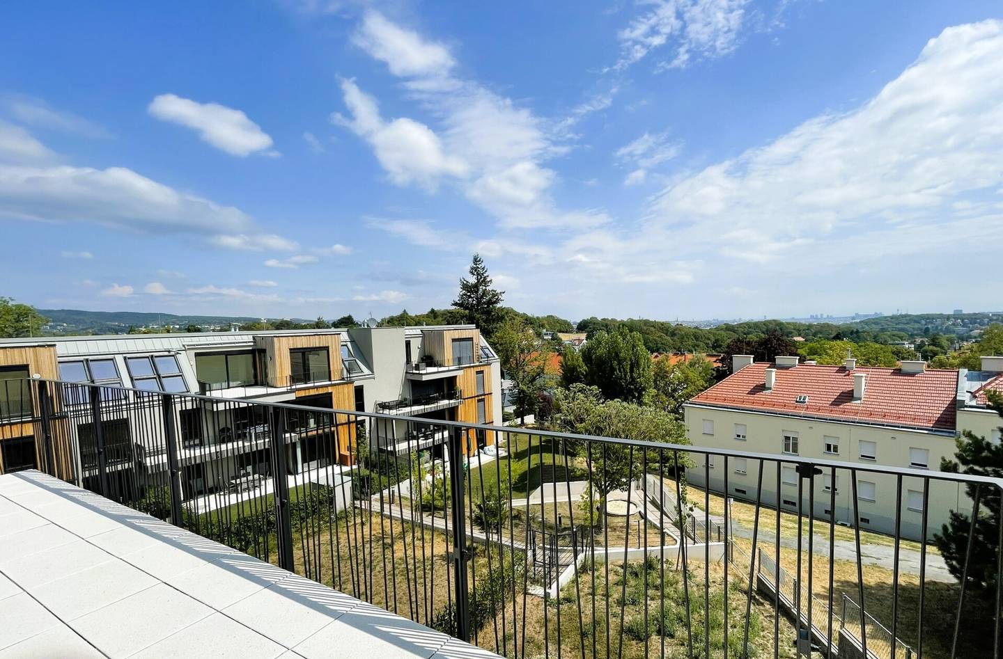 Lichtdurchflutete Maisonettewohnung mit Terrasse und Fernblick
