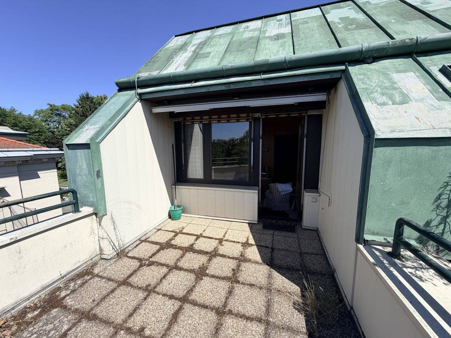 2-room attic apartment with garage parking space - 2 roof terraces - sauna and swimming pool in the building - and approx. 3,800 m² communal garden