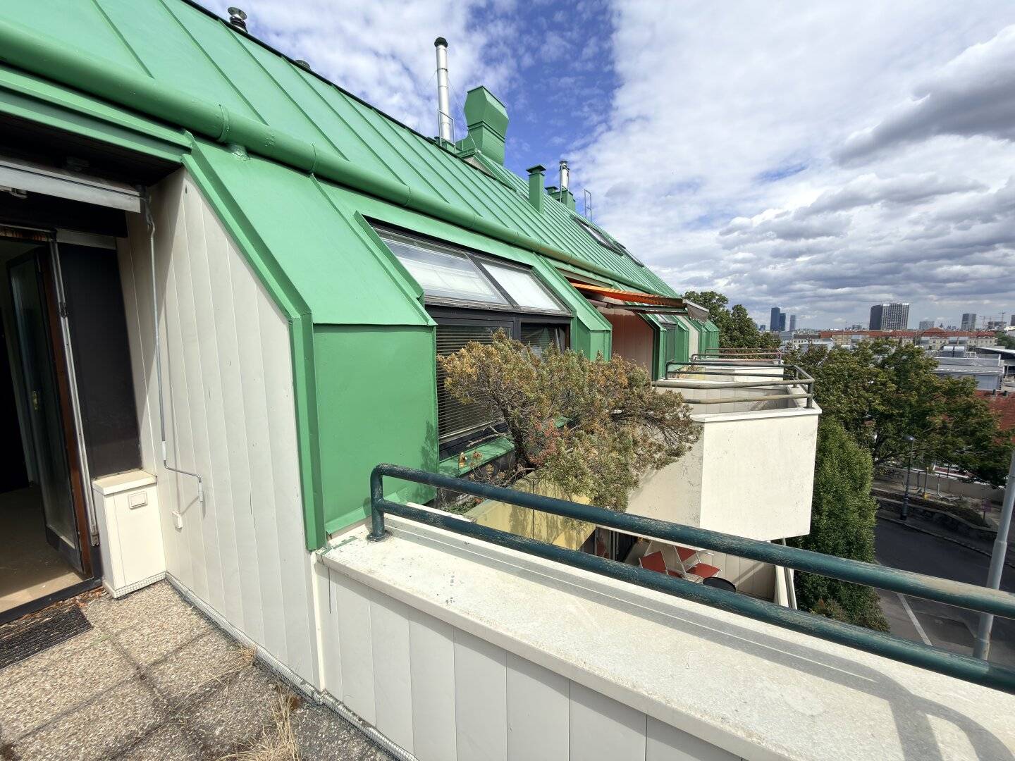 2-room attic apartment with garage parking space - 2 roof terraces - sauna and swimming pool in the building - and approx. 3,800 m² communal garden