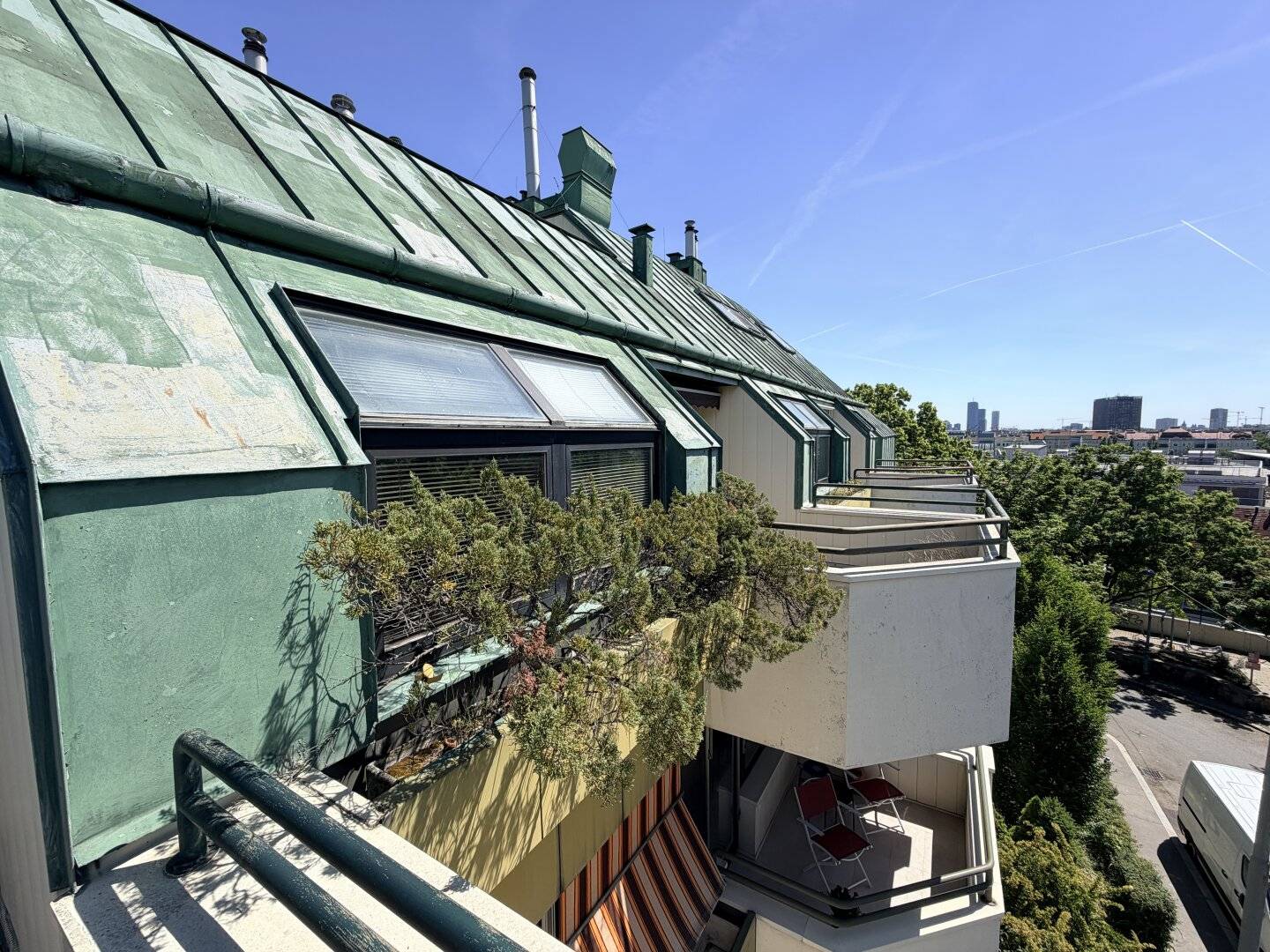 2-room attic apartment with garage parking space - 2 roof terraces - sauna and swimming pool in the building - and approx. 3,800 m² communal garden