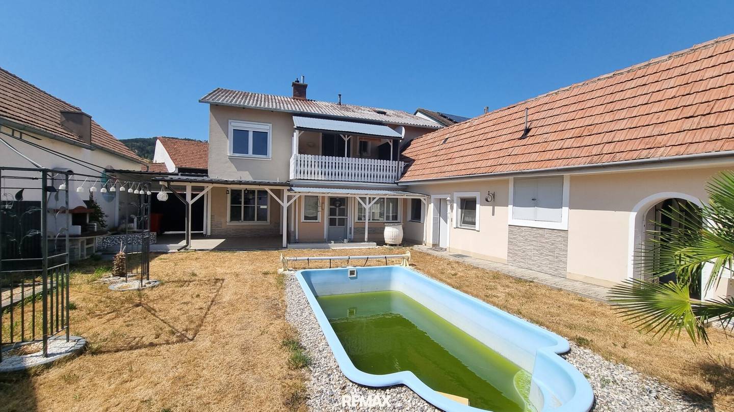 Geräumiges Einfamilienhaus mit Innenhof und Pool in Reichersdorf