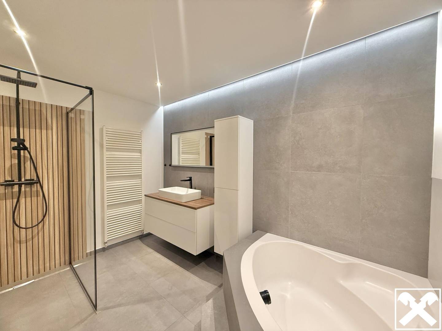 High quality penthouse with expansive living kitchen and garage