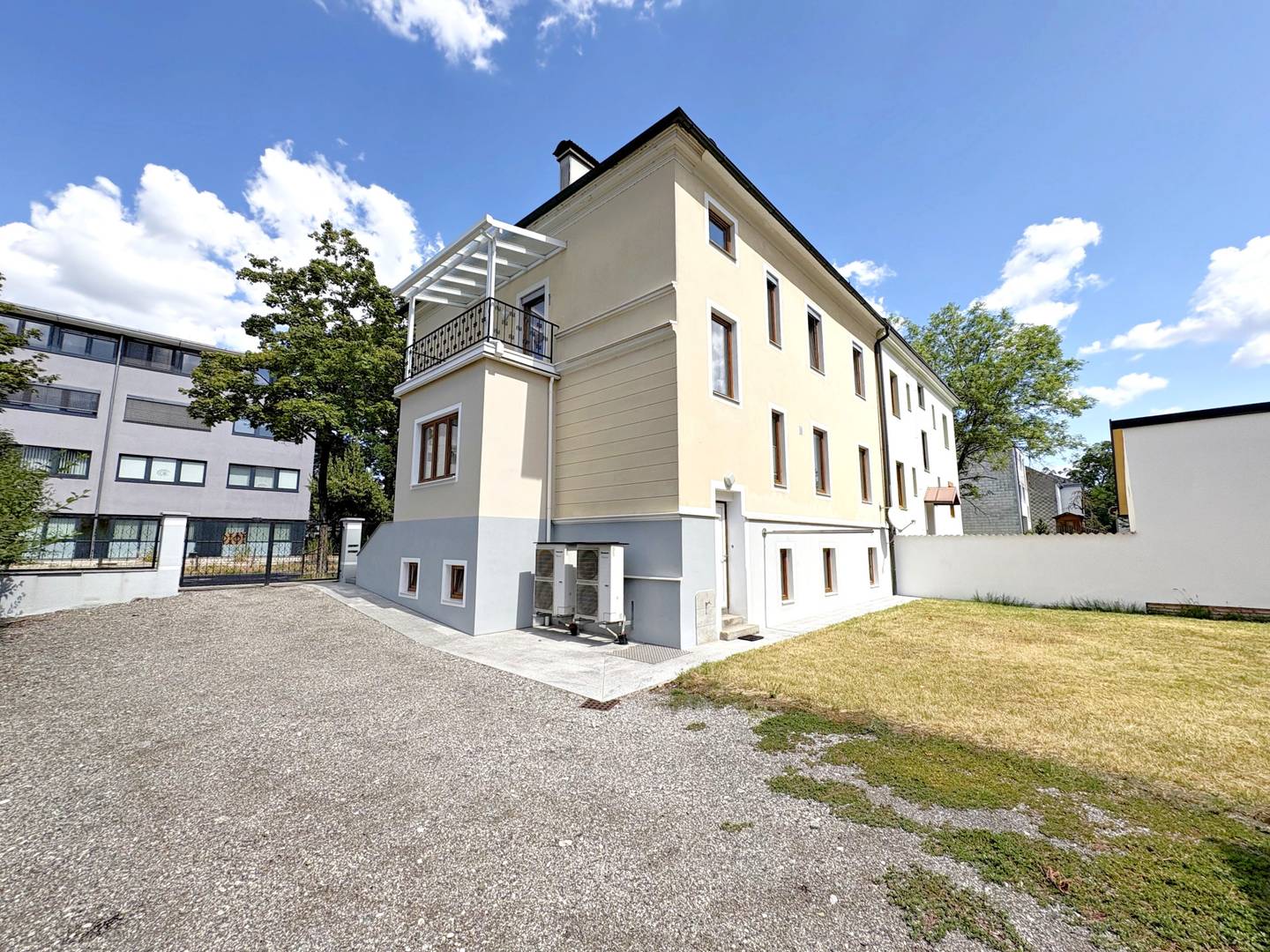 Anlegerwohnung in gepflegtem Stadthaus mit Garten