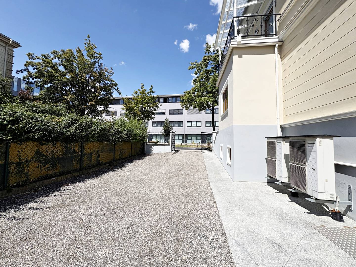 Anlegerwohnung in gepflegtem Stadthaus mit Garten