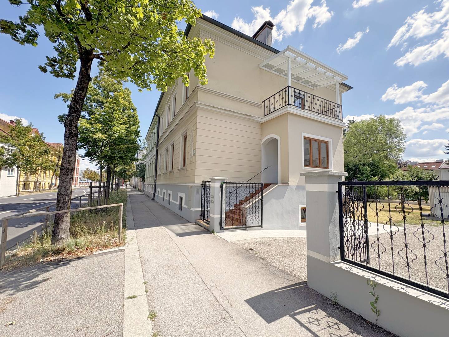 Anlegerwohnung in gepflegtem Stadthaus mit Garten
