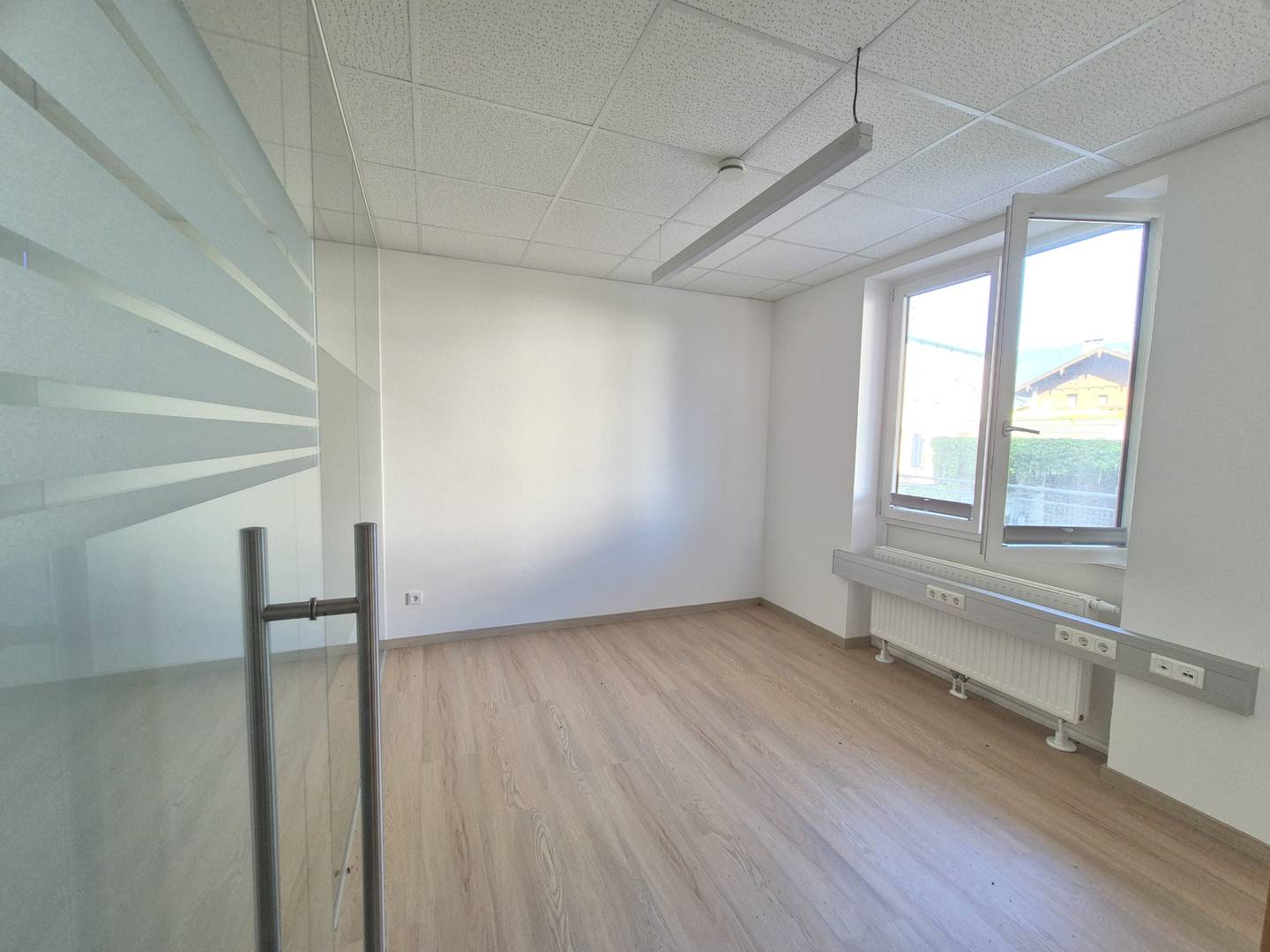 Central bright apartment with underground parking