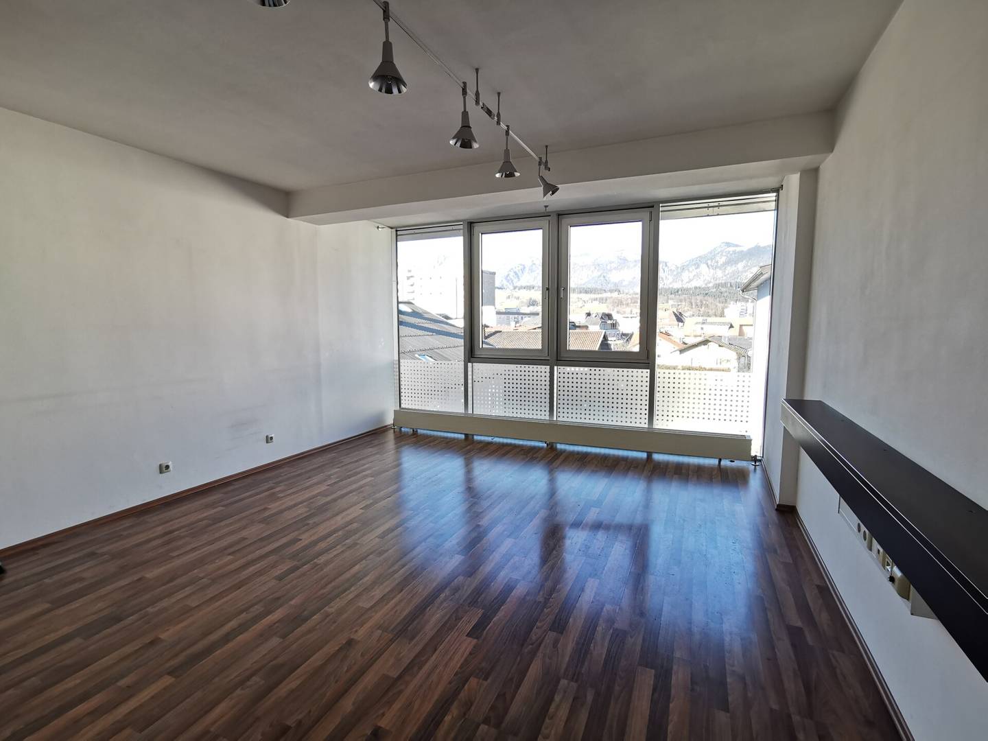 Central unit with lift and large windows Apartment