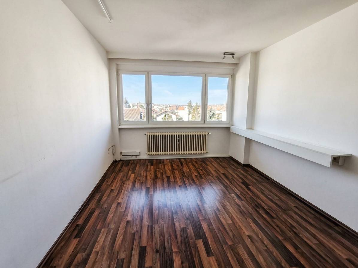 Central unit with lift and large windows Apartment