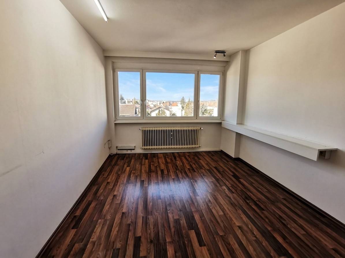 Central unit with lift and large windows Apartment