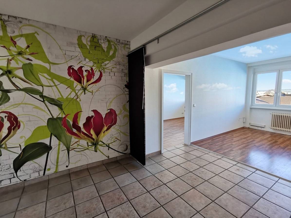 Central unit with lift and large windows Apartment