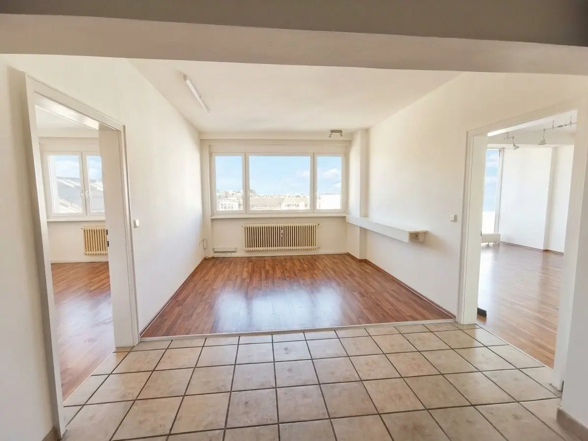 Central unit with lift and large windows Apartment