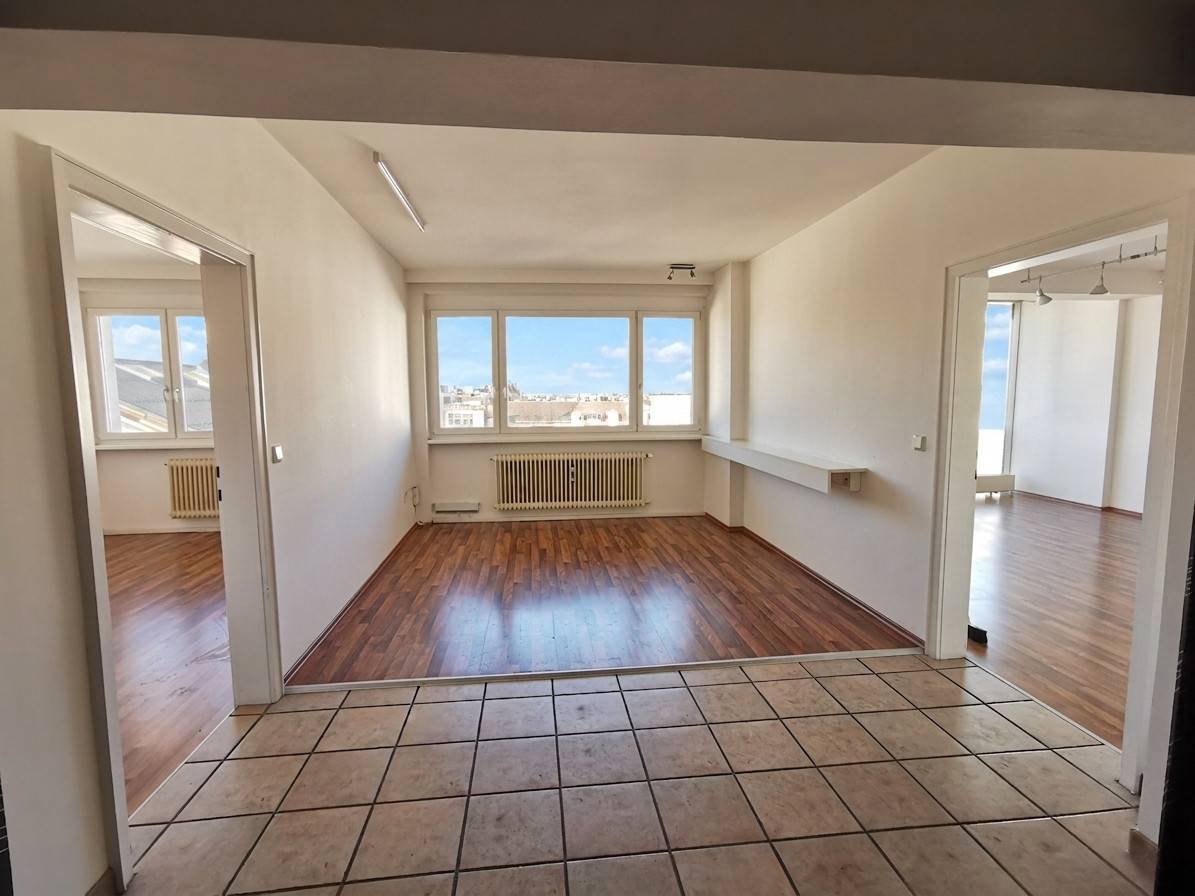 Central unit with lift and large windows Apartment