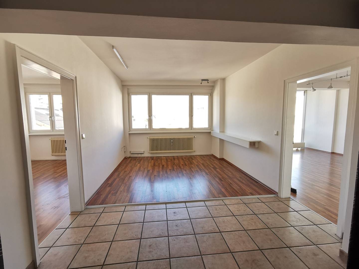 Central unit with lift and large windows Apartment