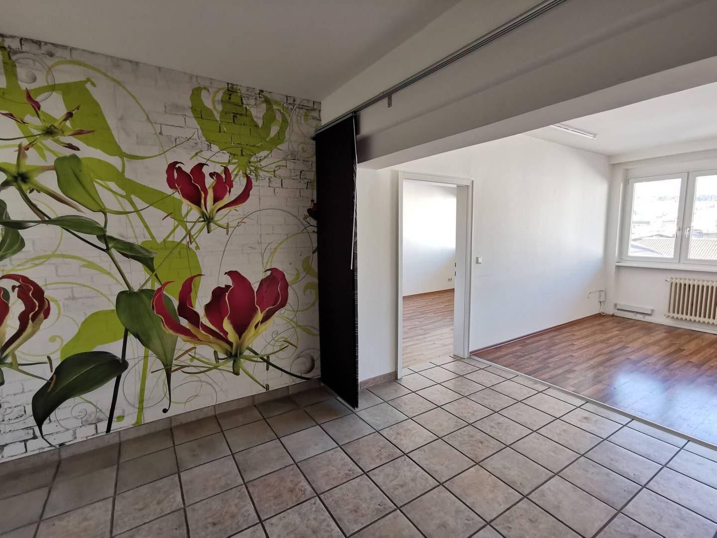 Central unit with lift and large windows Apartment
