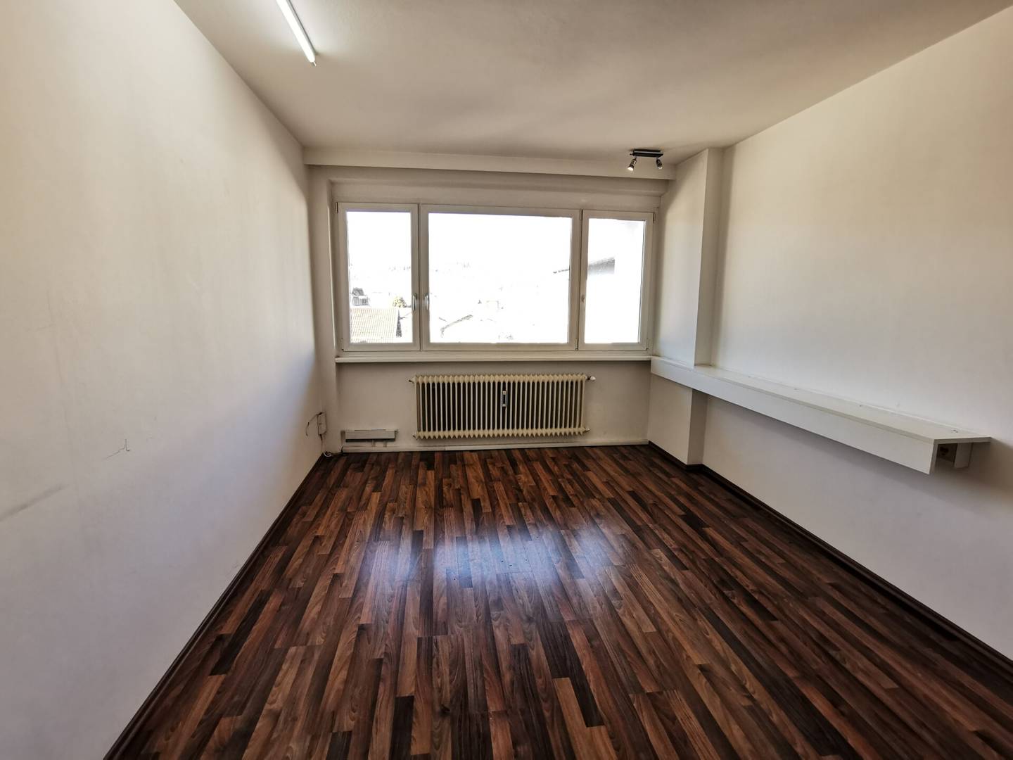 Central unit with lift and large windows Apartment