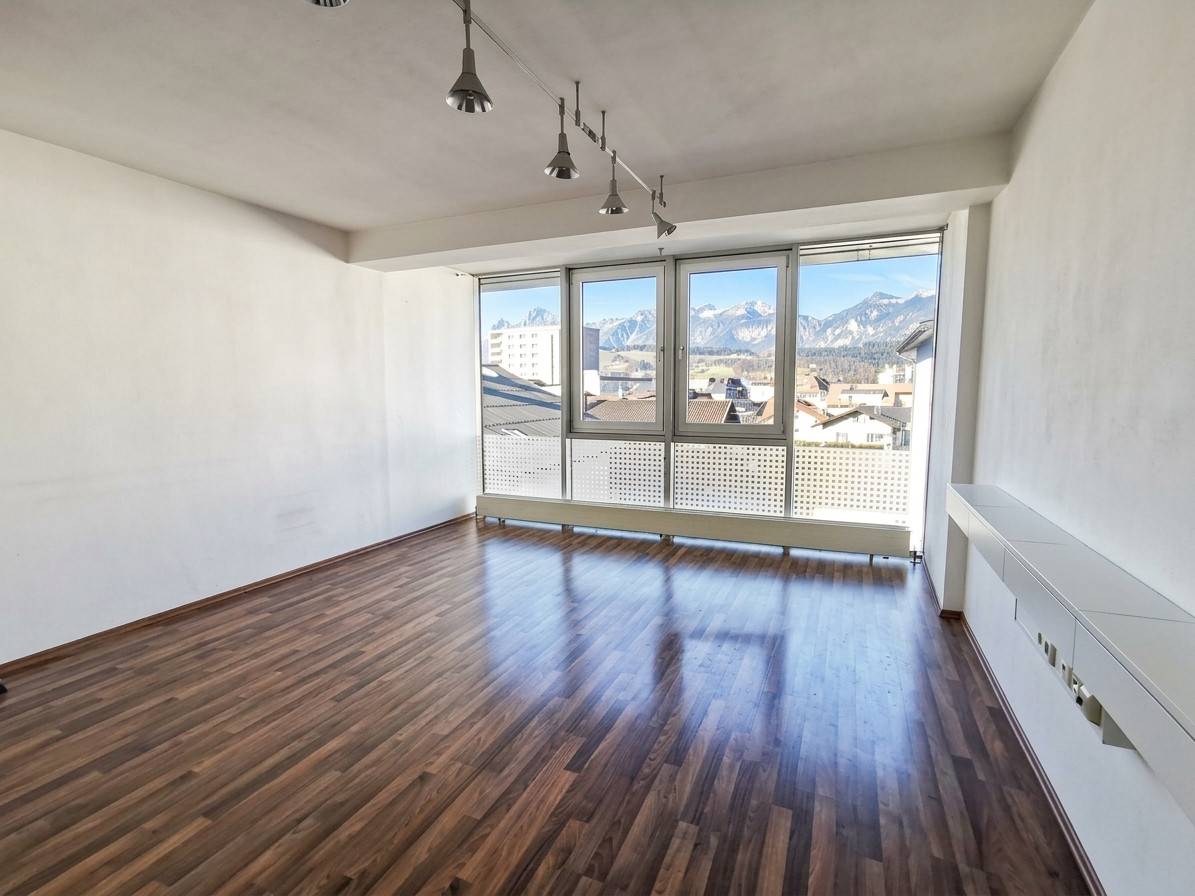 Central unit with lift and large windows Apartment