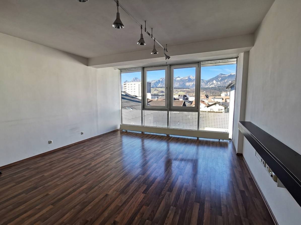 Central unit with lift and large windows Apartment