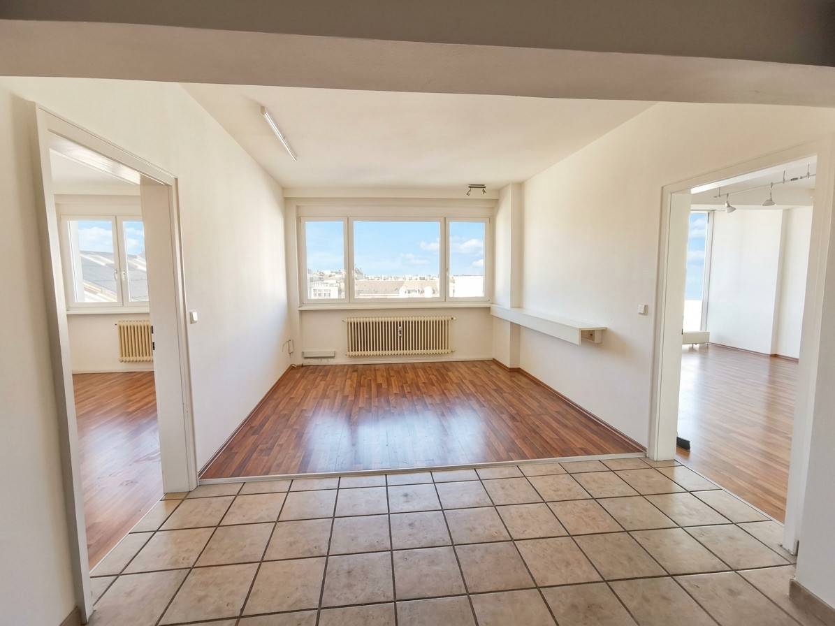 Central unit with lift and large windows Apartment