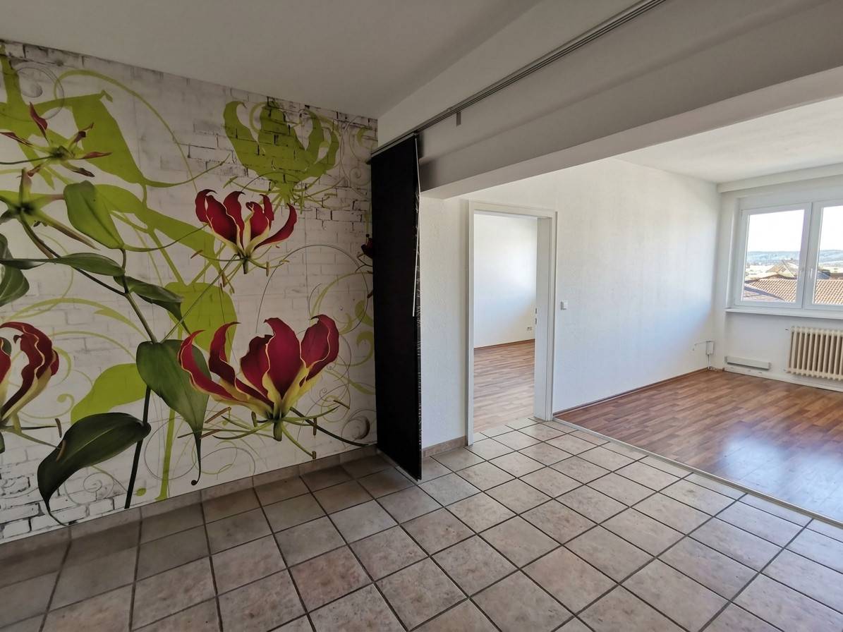Central unit with lift and large windows Apartment