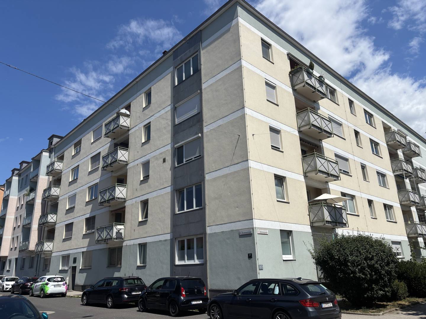 Spacious apartment with loggia and renovated bathroom