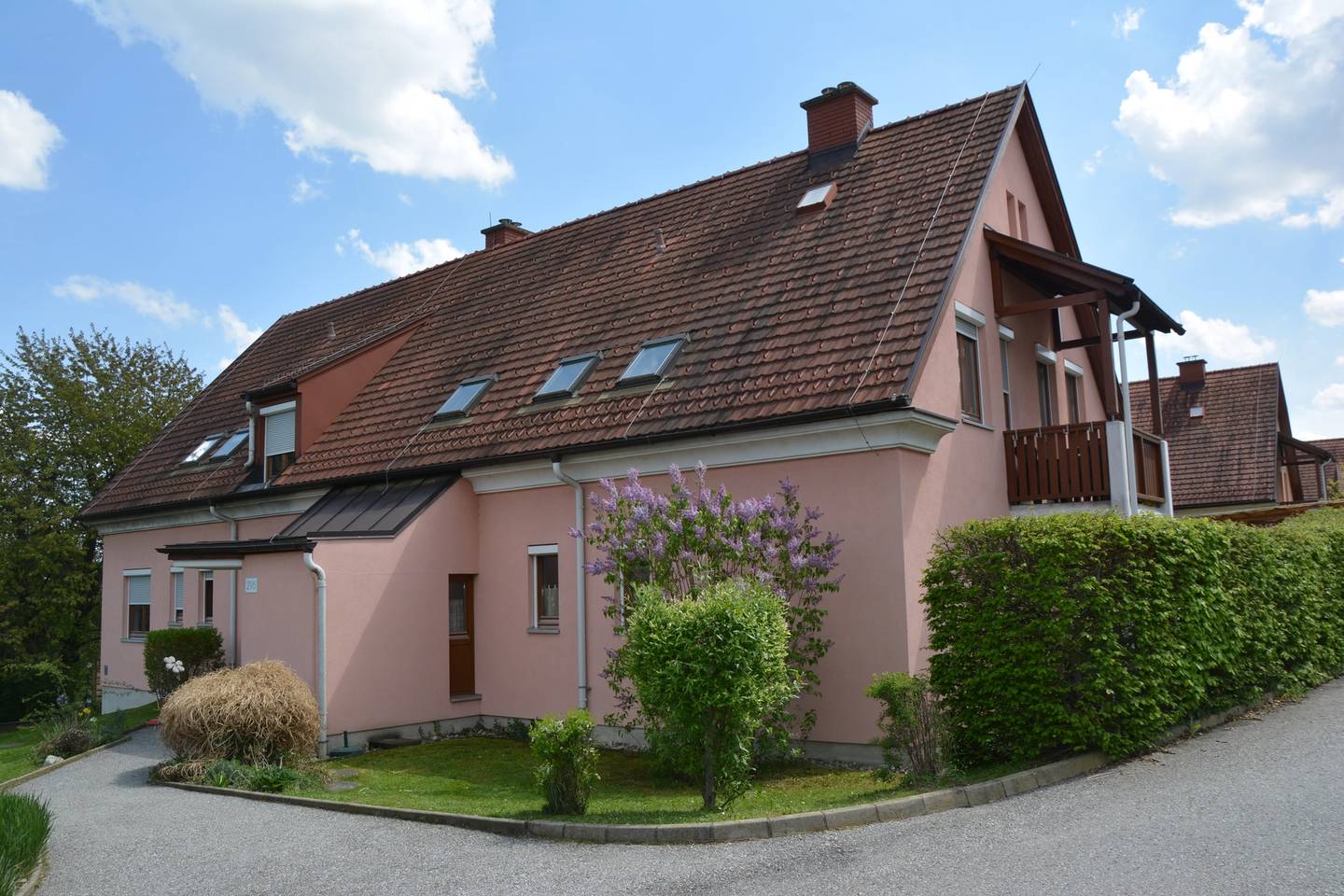 Helle Wohnung mit Balkon und Parkplatz in ruhiger naturnaher Lage