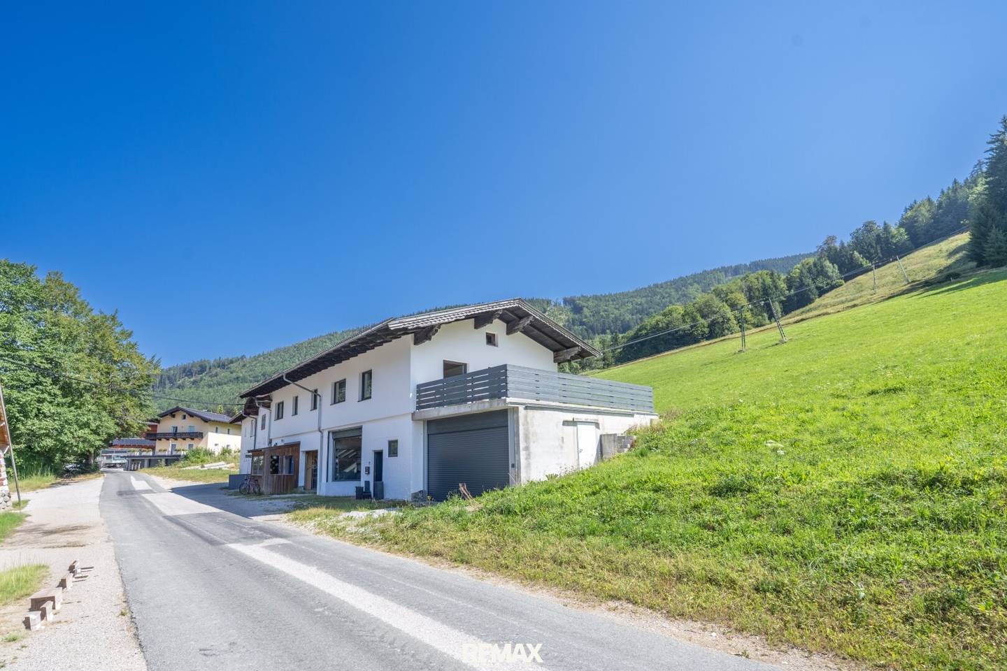 Two Eras. Spacious single-family house with historic old building in Faistenau