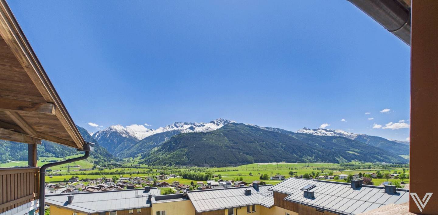 Maisonette apartment with large balcony and view of the surrounding mountains