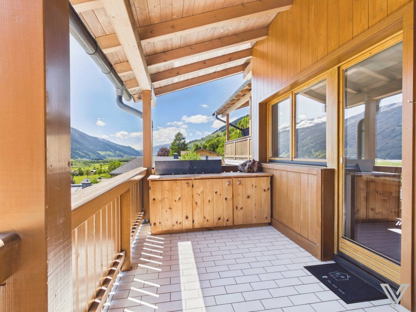 Maisonette apartment with large balcony and view of the surrounding mountains